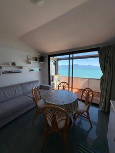 Una sala de estar con una mesa y sillas y un sofá. en The Blue Window, en Desenzano del Garda