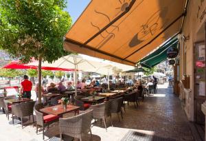 Reštaurácia alebo iné gastronomické zariadenie v ubytovaní Plaza Picasso