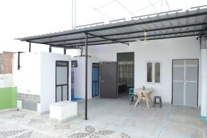 un garaje abierto con mesa y sillas en Tara Home Stay, en Udaipur