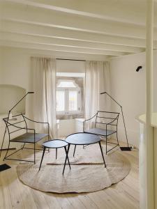 una habitación con 2 mesas y 2 sillas en Fonte da Vila House, en Castelo de Vide
