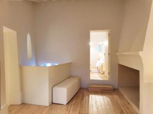 Habitación con sofá blanco y espejo. en Fonte da Vila House, en Castelo de Vide 45 fotos más