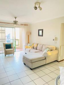 Ruang duduk di 66 The Shades Umhlanga