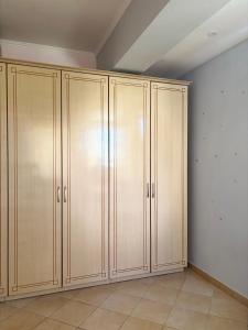 eine Reihe von Holzschränken in einem Zimmer in der Unterkunft Klea Noel in Orikum