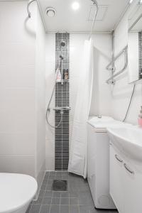 Koupelna v ubytování Modern 1BR Retreat in the Heart of Jyväskylä