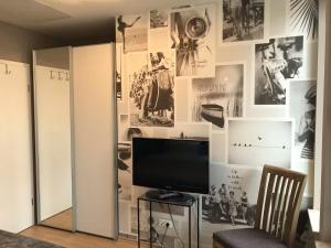 a living room with a tv and a wall with pictures at Ferienhaus Lotsenstieg in Ostseebad Karlshagen