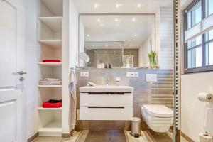 un bagno con un lavandino bianco e un water di FEWO MW8 Zingst - 5min zum Strand - Ostseefeeling & hochwertige Küchenausstattung a Zingst