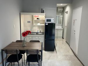 Dapur atau dapur kecil di Sapporo Station vicinity, Naebo Station 5 minutes, sleeps up to 6, 2 minutes to the hot spring, plenty of parking +6 gambar