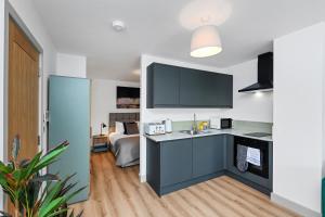 una cocina con fregadero y encimera en Matlock Town Centre Flat Near Transport Links, en Matlock
