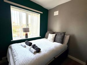 Postel nebo postele na pokoji v ubytování Spacious 3-Bed Home Contractor-Friendly with Parking in Wolverhampton