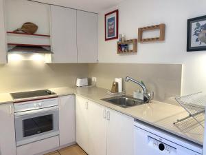 Η κουζίνα ή μικρή κουζίνα στο SAGUARDA II - Apartamento con terraza y vistas al mar