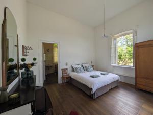 Ein Bett oder Betten in einem Zimmer der Unterkunft La Lampisterie - Converted railway workshop on the edge of the Voie Verte