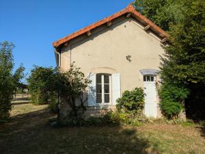 Ein Garten an der Unterkunft La Lampisterie - Converted railway workshop on the edge of the Voie Verte