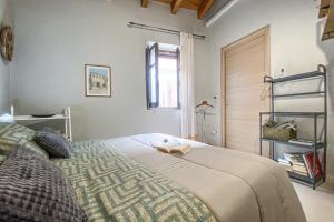 Un dormitorio con una cama con un libro encima. en La Campidanese, en Oristano