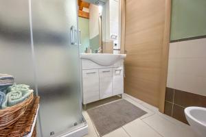 Un pequeño baño con lavabo y ducha. en La Campidanese, en Oristano 44 fotos más