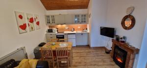 Kuhinja oz. manjša kuhinja v nastanitvi Sunriseview Cottages