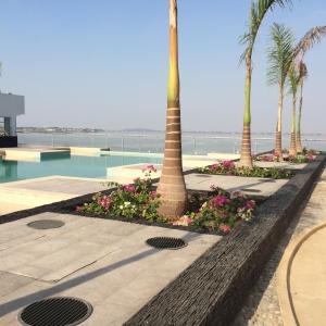 a resort with palm trees and a swimming pool at Torre Bellini in Guayaquil