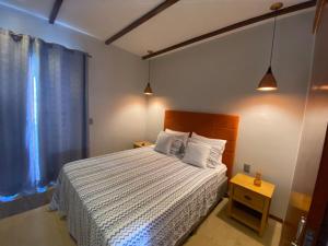 ein Schlafzimmer mit einem Bett mit weißen Laken und einem Fenster in der Unterkunft Taiba Beach Resort 03 Apto 2 quartos in São Gonçalo do Amarante + 63 Fotos