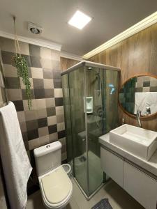 ein Badezimmer mit Dusche, Toilette und Waschbecken in der Unterkunft Taiba Beach Resort 03 Apto 2 quartos in São Gonçalo do Amarante