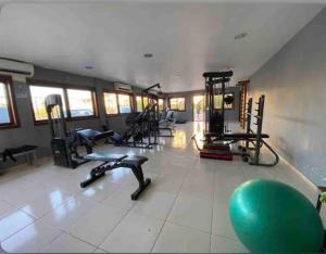 ein Fitnessstudio mit mehreren Laufbändern und Ergometern in der Unterkunft Taiba Beach Resort 03 Apto 2 quartos in São Gonçalo do Amarante