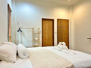 Postel nebo postele na pokoji v ubytování บ้านมินิมอล 2 ห้องนอน 2 ห้องน้ำ ใจกลางเมืองบ้านฉาง
