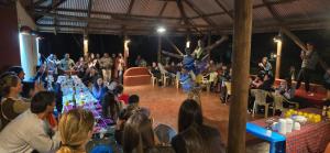 Un grupo de personas sentadas en mesas en una habitación. en Panorama Safari Camp, en Mto wa Mbu