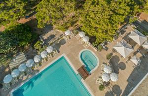 an overhead view of a swimming pool with chairs and tables at Bluesun Hotel Borak in Bol