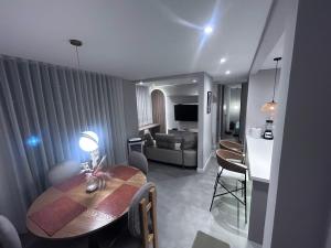 a living room with a table and a living room with a couch at Puesta de Sol! Apartamento in Villavicencio