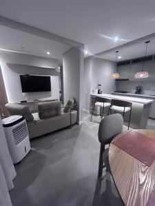 una sala de estar con un sofá y una mesa en Puesta de Sol! Apartamento, en Villavicencio