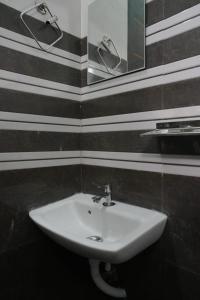 Et badeværelse på 1 Bedroom with dinning and sofa