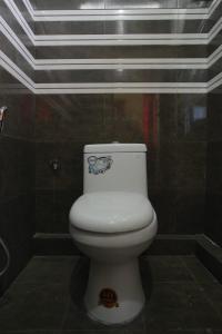 Et badeværelse på 1 Bedroom with dinning and sofa