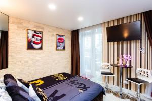 En eller flere senge i et værelse på Jacuzzi studios 777