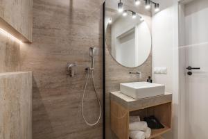 a bathroom with a sink and a mirror at Klimat Tu - Stylowe Domki blisko Morza - Sarbinowo in Sarbinowo
