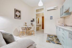 un salon avec un canapé et une table dans l'établissement Gabriel's cozy central house in Corfu town, à Corfu 21 autres photos