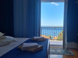 sypialnia z łóżkiem i dużym oknem z widokiem w obiekcie Rooms Raos w Breli