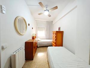 Ένα ή περισσότερα κρεβάτια σε δωμάτιο στο Ideal for families and nomads, 3' beach, terrace and WiFi