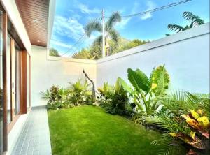 坎古Mahayasa Villa with garden的草坪屋外的花园