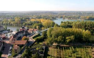 eine Luftansicht auf eine Stadt und einen Fluss in der Unterkunft Maison Poppins Cergy Island of Leisure Cergy Port in Cergy