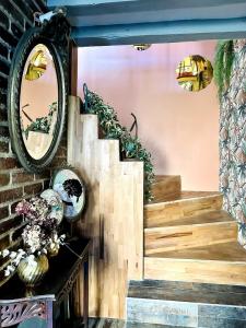 ein Treppenhaus mit Spiegel und eine Treppe mit Pflanzen in der Unterkunft Maison Poppins Cergy Island of Leisure Cergy Port in Cergy + 24 Fotos