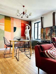 ein Wohnzimmer mit einer Statue eines Mannes auf dem Tisch in der Unterkunft Maison Poppins Cergy Island of Leisure Cergy Port in Cergy