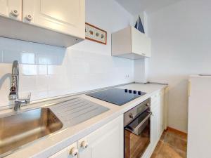 ニヴィーチェにあるApartment Martina by Interhomeのシンクとコンロのある白いキッチン +21枚の写真