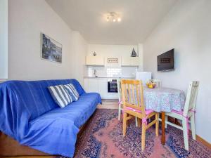 ニヴィーチェにあるApartment Martina by Interhomeの青いソファとテーブルのあるリビングルーム