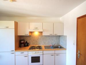 Kuchyň nebo kuchyňský kout v ubytování Apartment Jägerhof-1 by Interhome