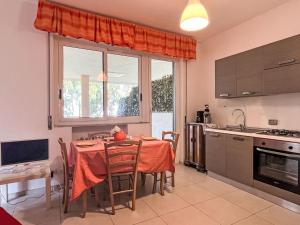 Kuchyňa alebo kuchynka v ubytovaní Holiday Home Villa Jose - PGI212 by Interhome