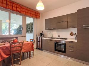 Kuchyňa alebo kuchynka v ubytovaní Holiday Home Villa Jose - PGI212 by Interhome