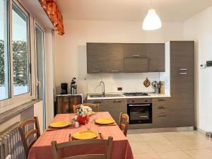 Kuchyňa alebo kuchynka v ubytovaní Holiday Home Villa Jose - PGI212 by Interhome