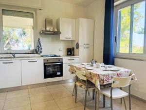 Kuchyňa alebo kuchynka v ubytovaní Holiday Home Villa Jose - PGI212 by Interhome