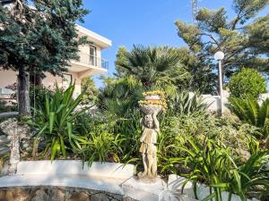 Vonkajšia záhrada v ubytovaní Holiday Home Villa Jose - PGI212 by Interhome