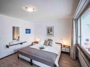 Postel nebo postele na pokoji v ubytování Apartment Chesa Ova Cotschna 606 by Interhome