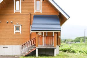 倶知安町にあるパウダー小屋の玄関と扉のある木造家屋