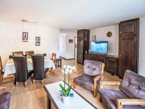 Posezení v ubytování Apartment Chesa Ova Cotschna 606 by Interhome